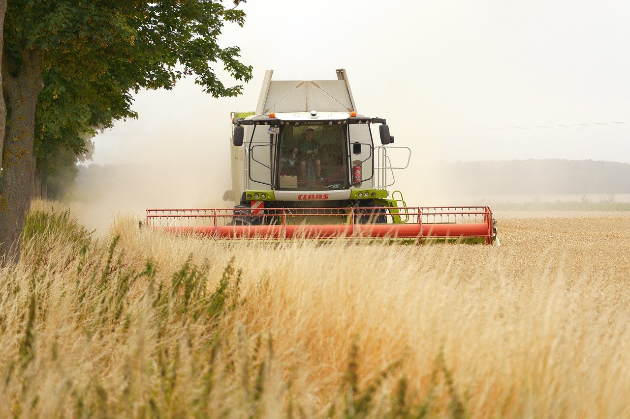 combine-harvester-9738590_1280